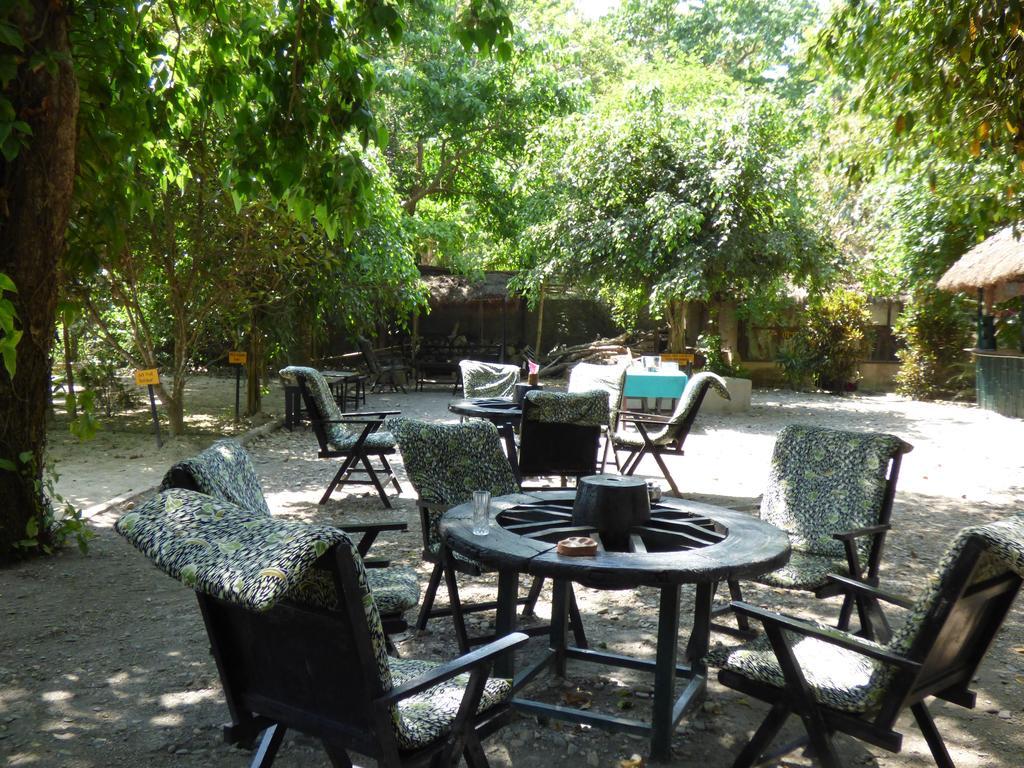 Chitwan Gaida Lodge Sauraha Bagian luar foto