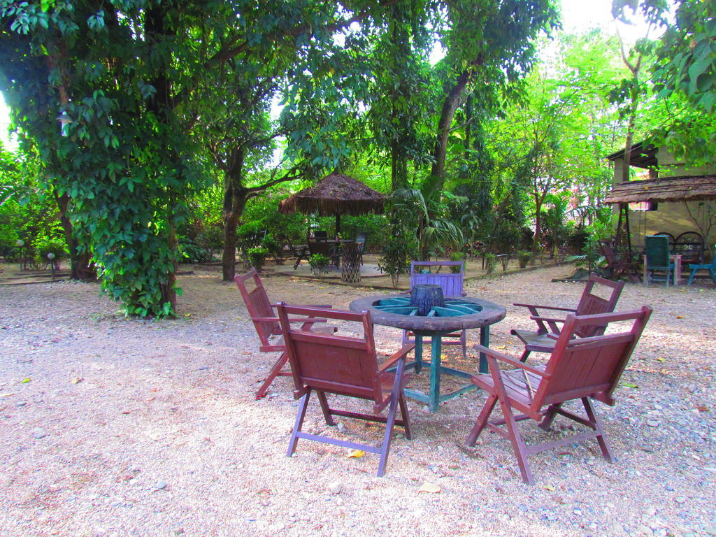 Chitwan Gaida Lodge Sauraha Bagian luar foto