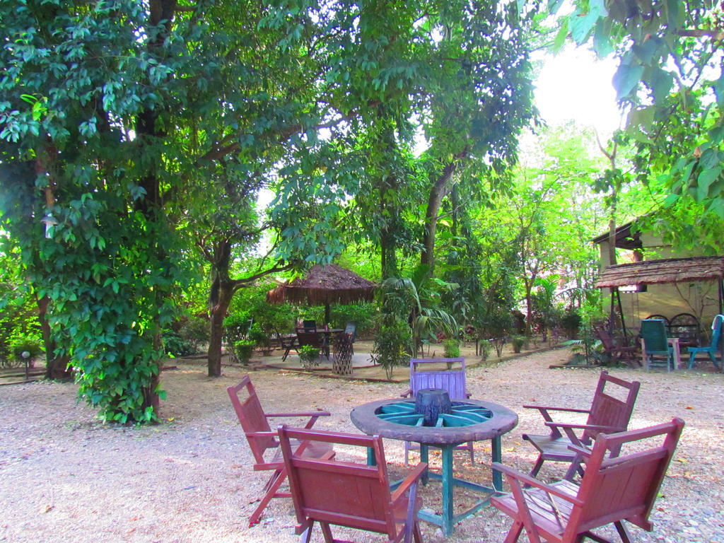 Chitwan Gaida Lodge Sauraha Bagian luar foto